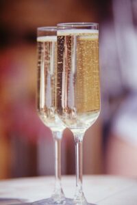 Prosecco vs Champagne: A Comparison carbs in prosecco vs champagne