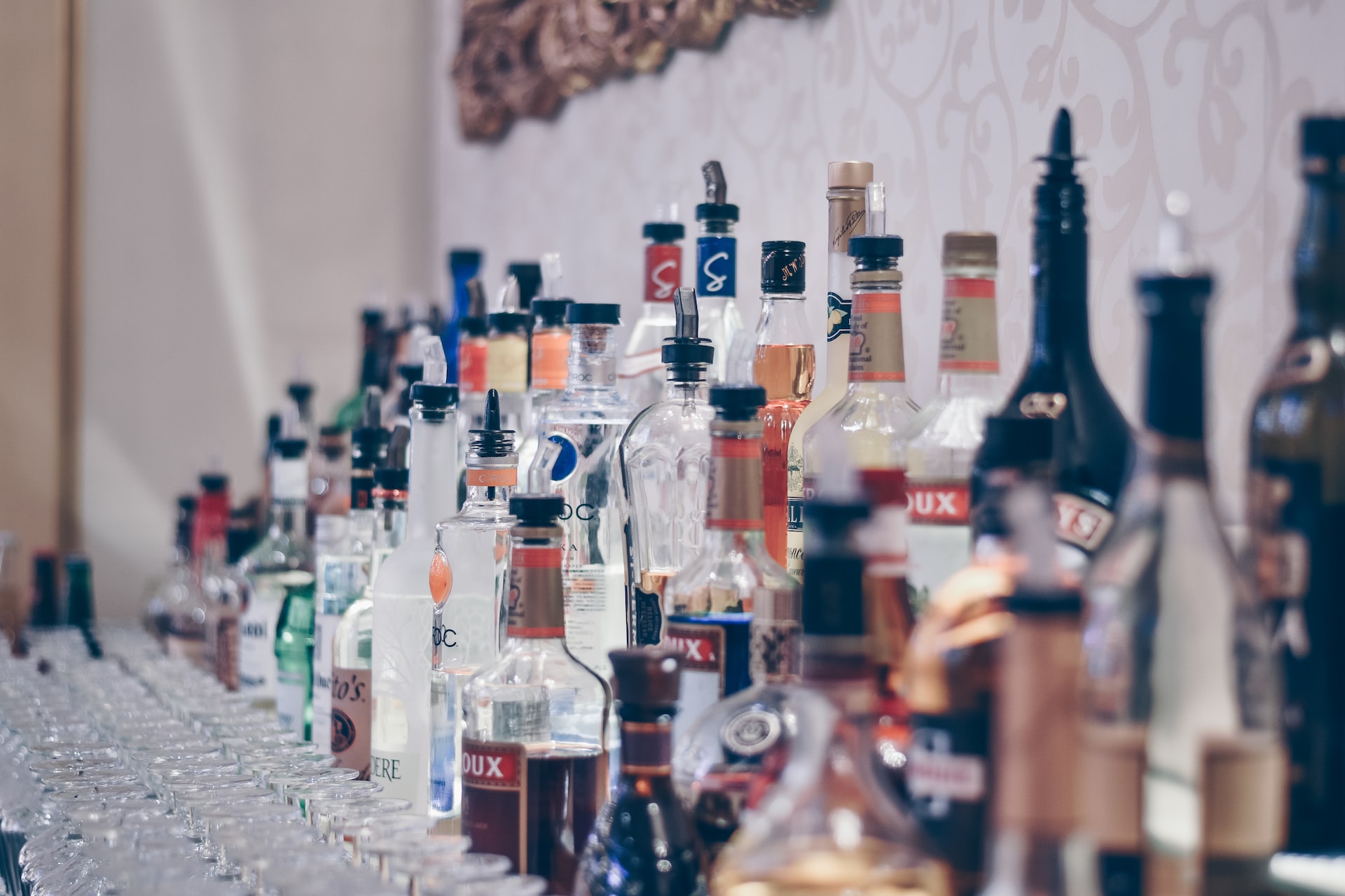 how much liquor to buy for a wedding